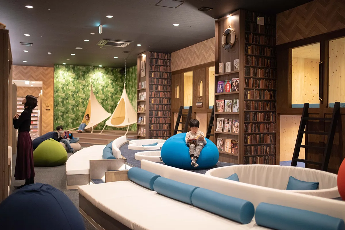 マンガ1万冊のラウンジで一日中おこもり