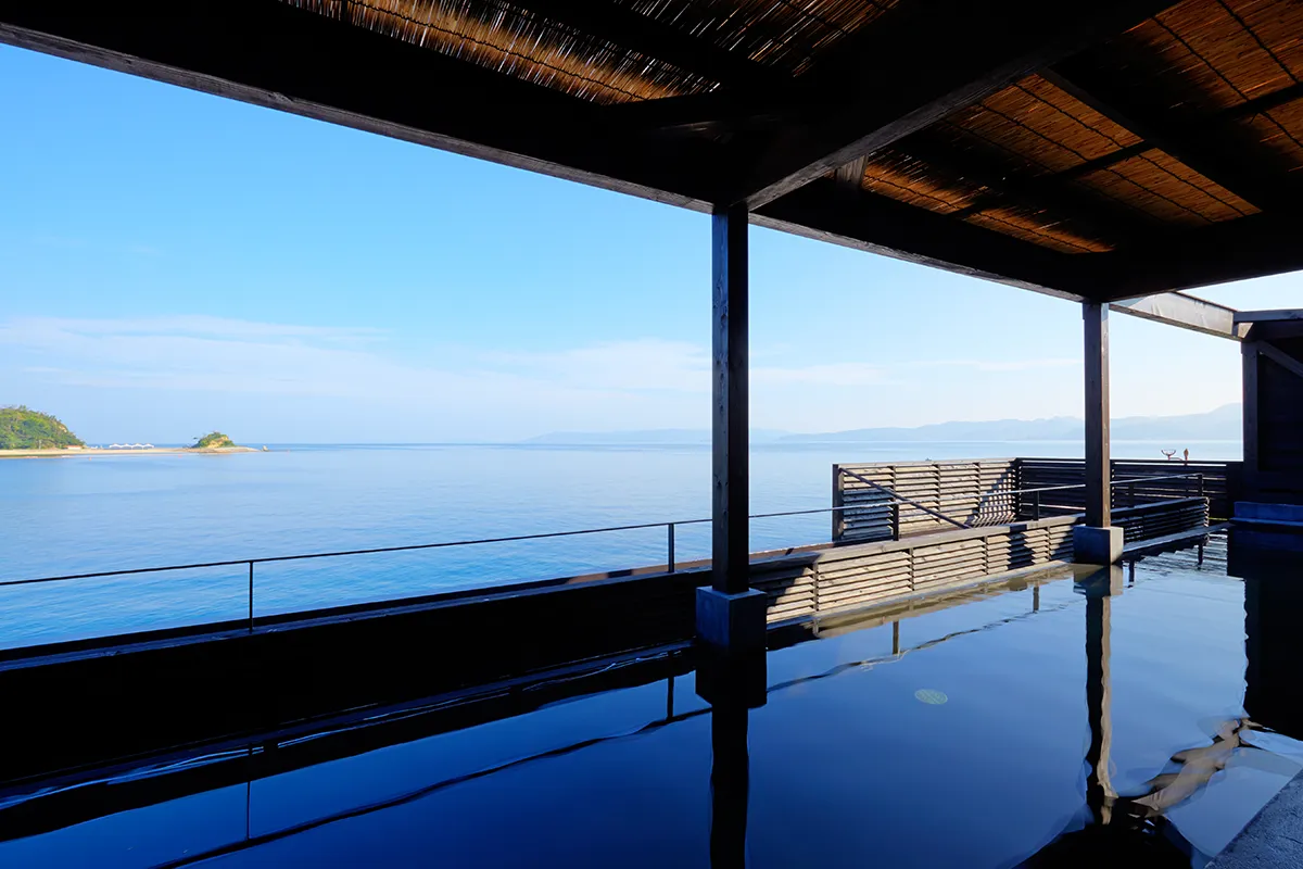 水平線を眺めながらくつろぐ展望露天風呂